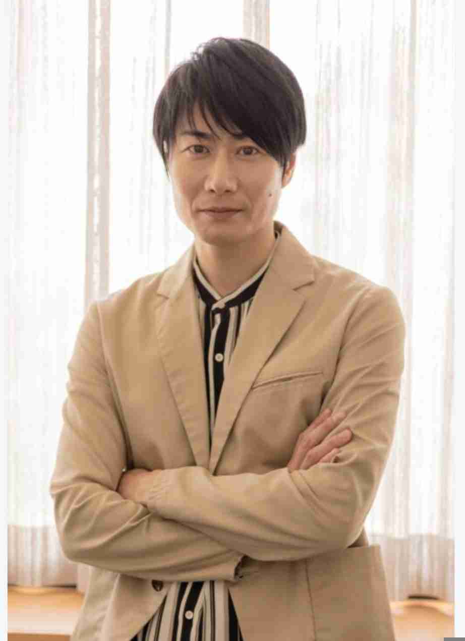 《腰にグッと手を回し…》清純派ホワイトドレスのエリカ様が“6時間はしご酒デート”でA.B.C-Z橋本良亮に見せた「少女のような笑顔」、“7歳差の恋”がはじまったきっかけとは