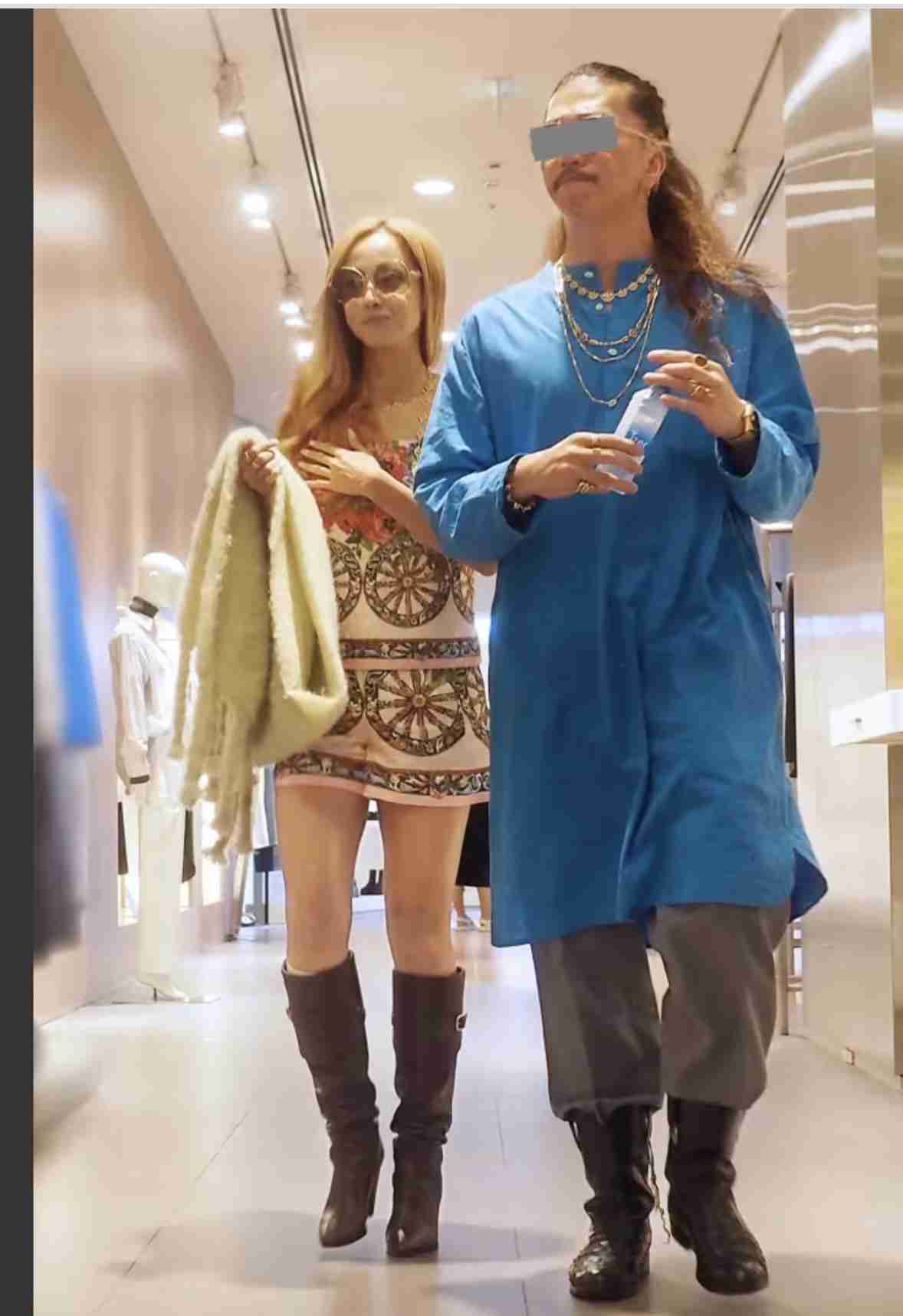 《腰にグッと手を回し…》清純派ホワイトドレスのエリカ様が“6時間はしご酒デート”でA.B.C-Z橋本良亮に見せた「少女のような笑顔」、“7歳差の恋”がはじまったきっかけとは