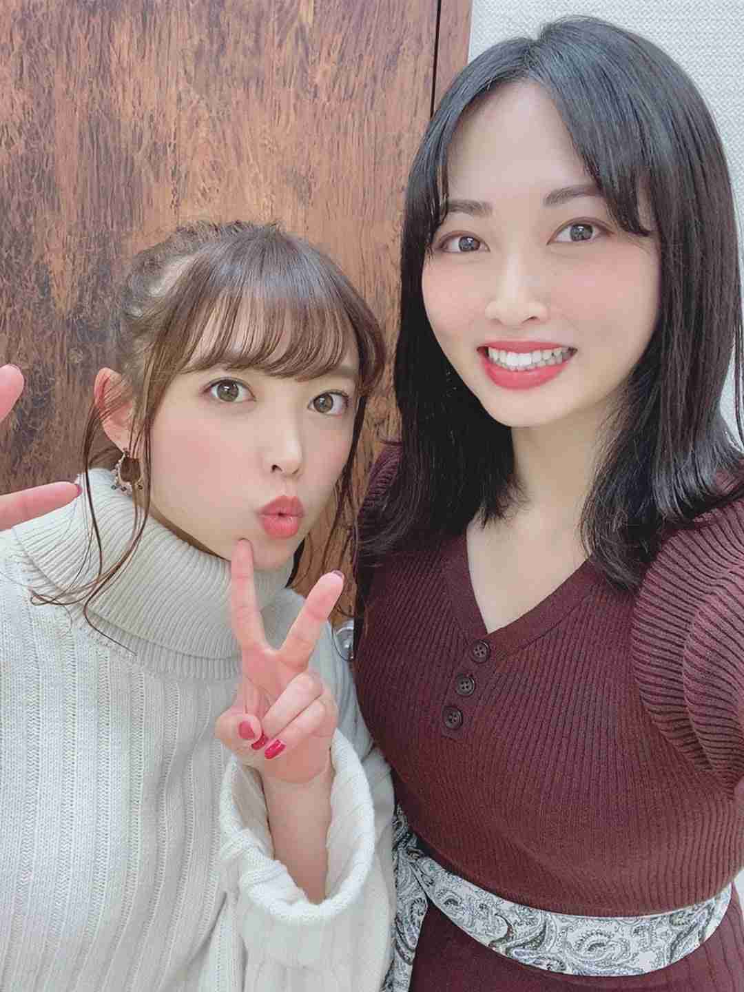 《腰にグッと手を回し…》清純派ホワイトドレスのエリカ様が“6時間はしご酒デート”でA.B.C-Z橋本良亮に見せた「少女のような笑顔」、“7歳差の恋”がはじまったきっかけとは