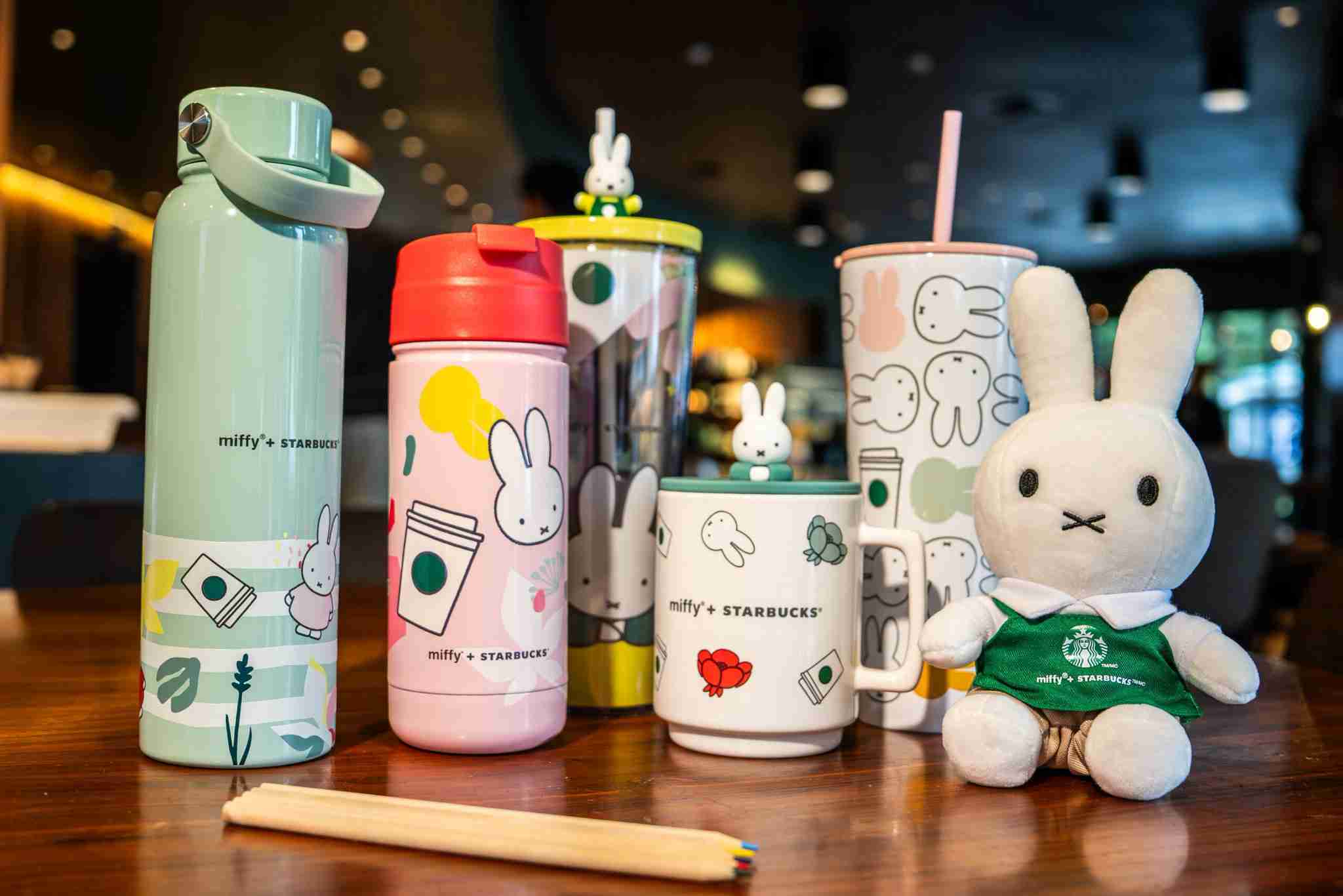 スターバックス×ポケモンコラボ、目がないデザインが議論に、賛否分かれる
