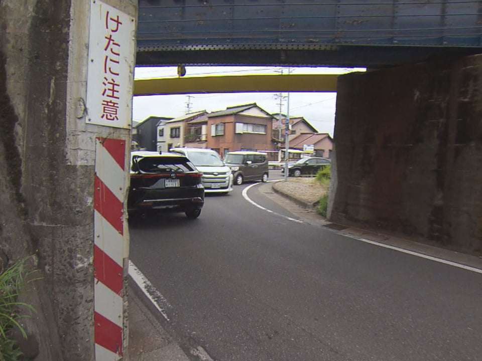 助手席から顔を出し　壁にぶつかり女性死亡　酒気帯び・無免許の運転手　起訴事実認める　岐阜県