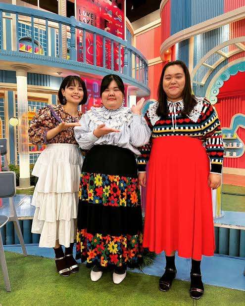 大人世代の“フリル服”論争勃発…40代以降は着ちゃダメ?「年齢を余計に強調」「大きく見える」OK・NGコーデをプロが検証