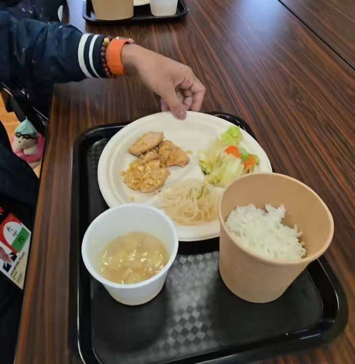 長身の選手がベッドで「足を伸ばせない」、日本のコンテナ型宿舎に批判 アジア大会