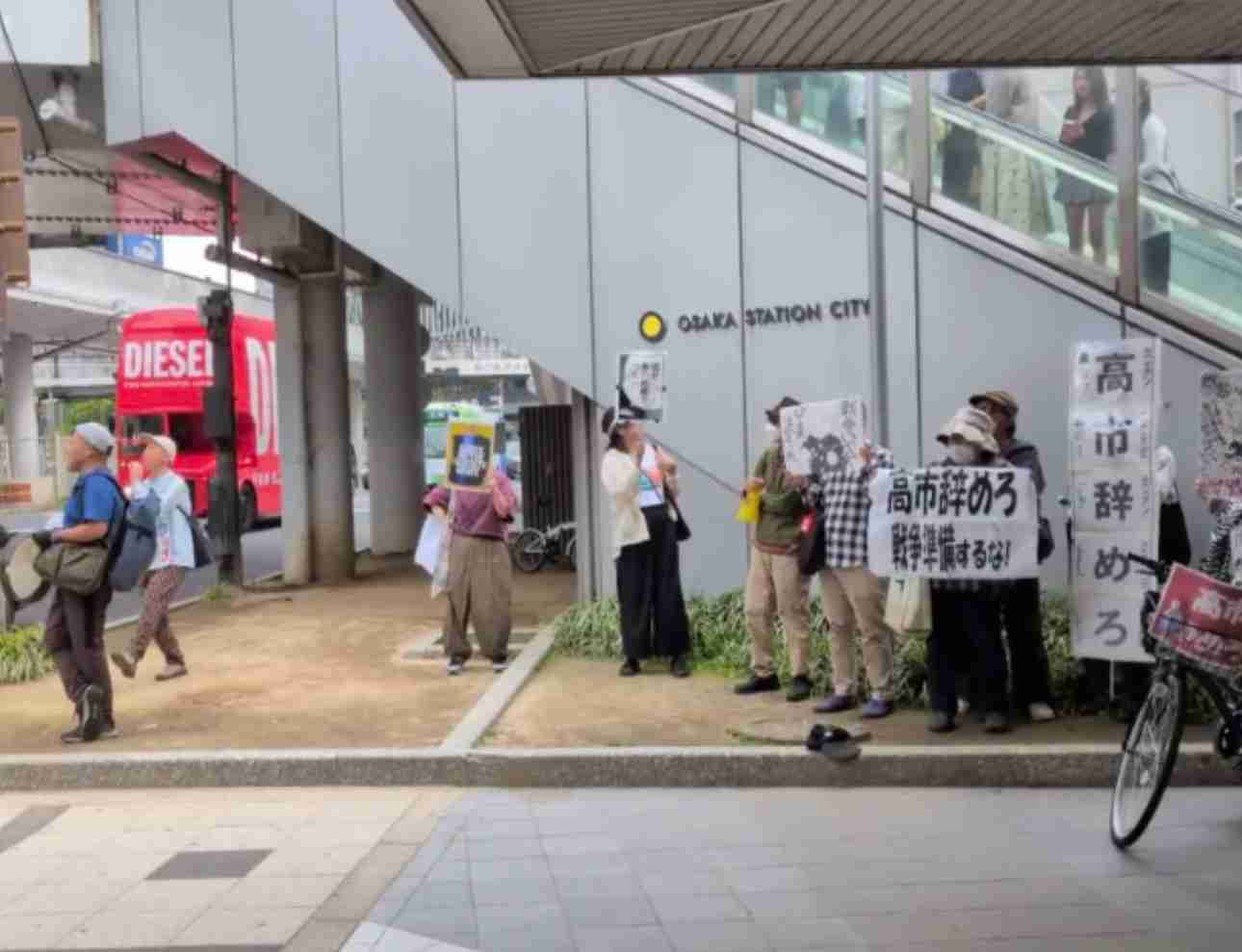大阪駅前に現れた突起物 SNSでの賛否踏まえ、市がフェンス設置へ