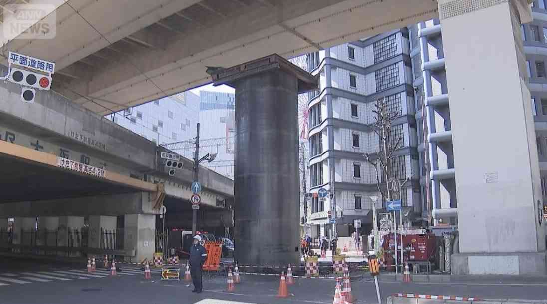 大阪駅前に現れた突起物 SNSでの賛否踏まえ、市がフェンス設置へ