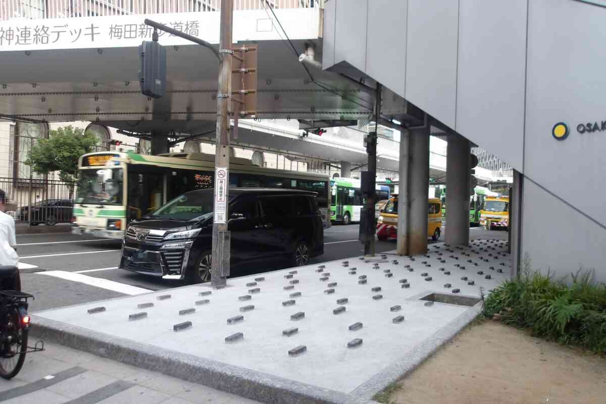 大阪駅前に現れた突起物 SNSでの賛否踏まえ、市がフェンス設置へ