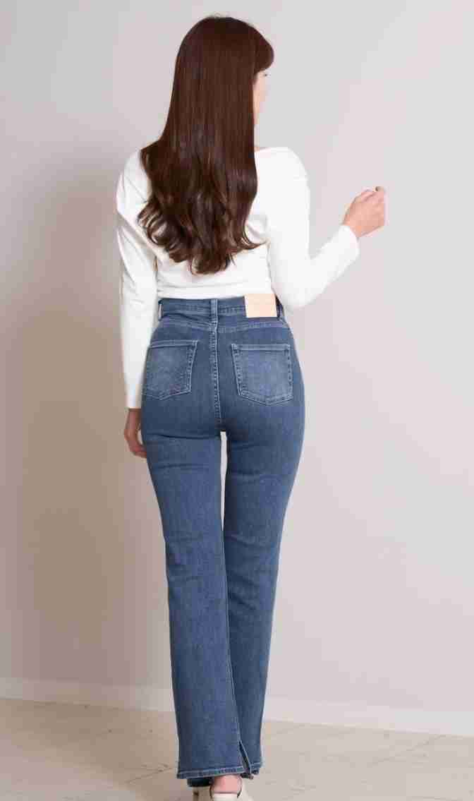 人気の「バレルレッグパンツ」をすっきり着こなすコツ。トップスは“コンパクト”または“前だけイン”でメリハリを
