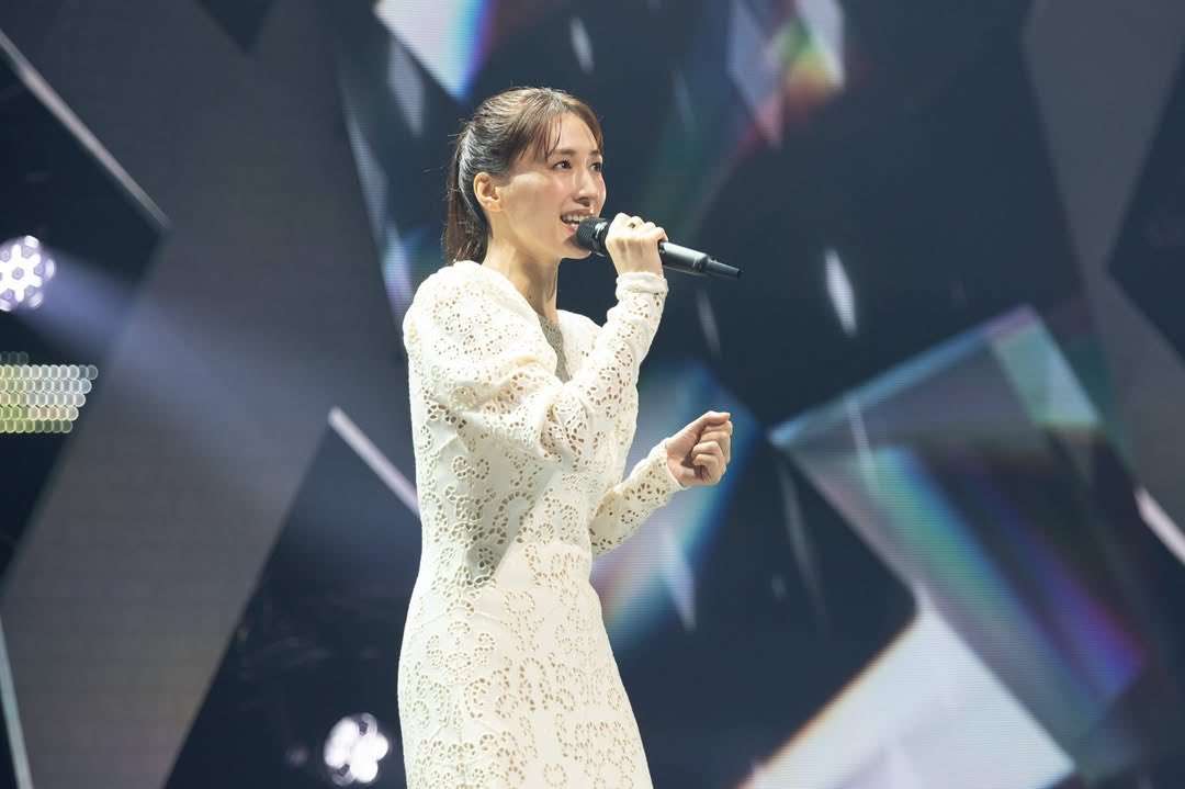 綾瀬はるか 11回目の会津まつり参加、そっくり芸人とのツーショットも披露!“神ファンサ”姿をキャッチ