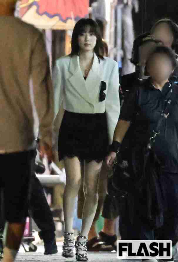 永野芽郁 かわいすぎる“膝上20cm”超ミニスカで繁華街に降臨…「元ナンバーワンキャバ嬢役」で開く新境地