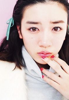 永野芽郁 かわいすぎる“膝上20cm”超ミニスカで繁華街に降臨…「元ナンバーワンキャバ嬢役」で開く新境地