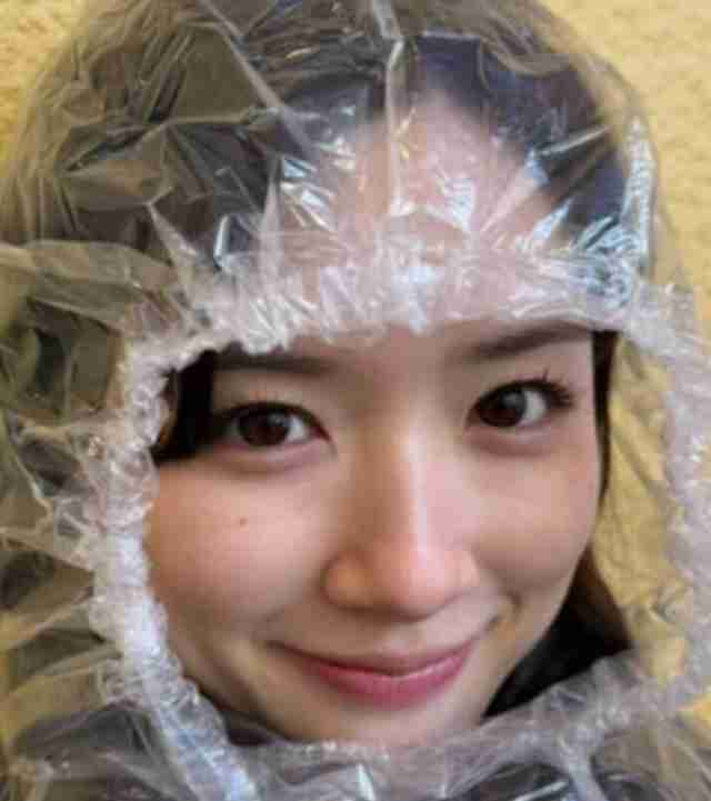 永野芽郁 かわいすぎる“膝上20cm”超ミニスカで繁華街に降臨…「元ナンバーワンキャバ嬢役」で開く新境地