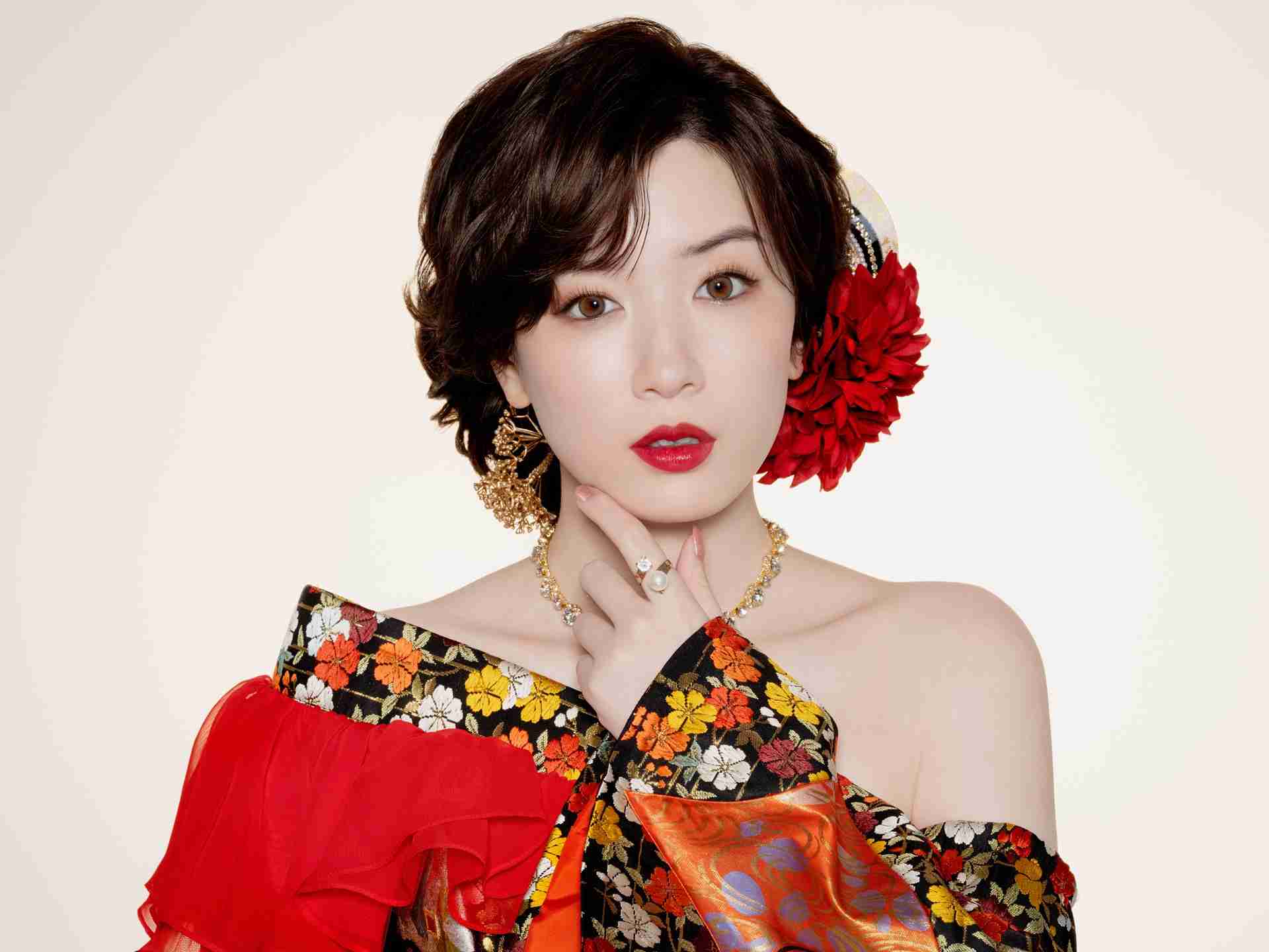 永野芽郁 かわいすぎる“膝上20cm”超ミニスカで繁華街に降臨…「元ナンバーワンキャバ嬢役」で開く新境地