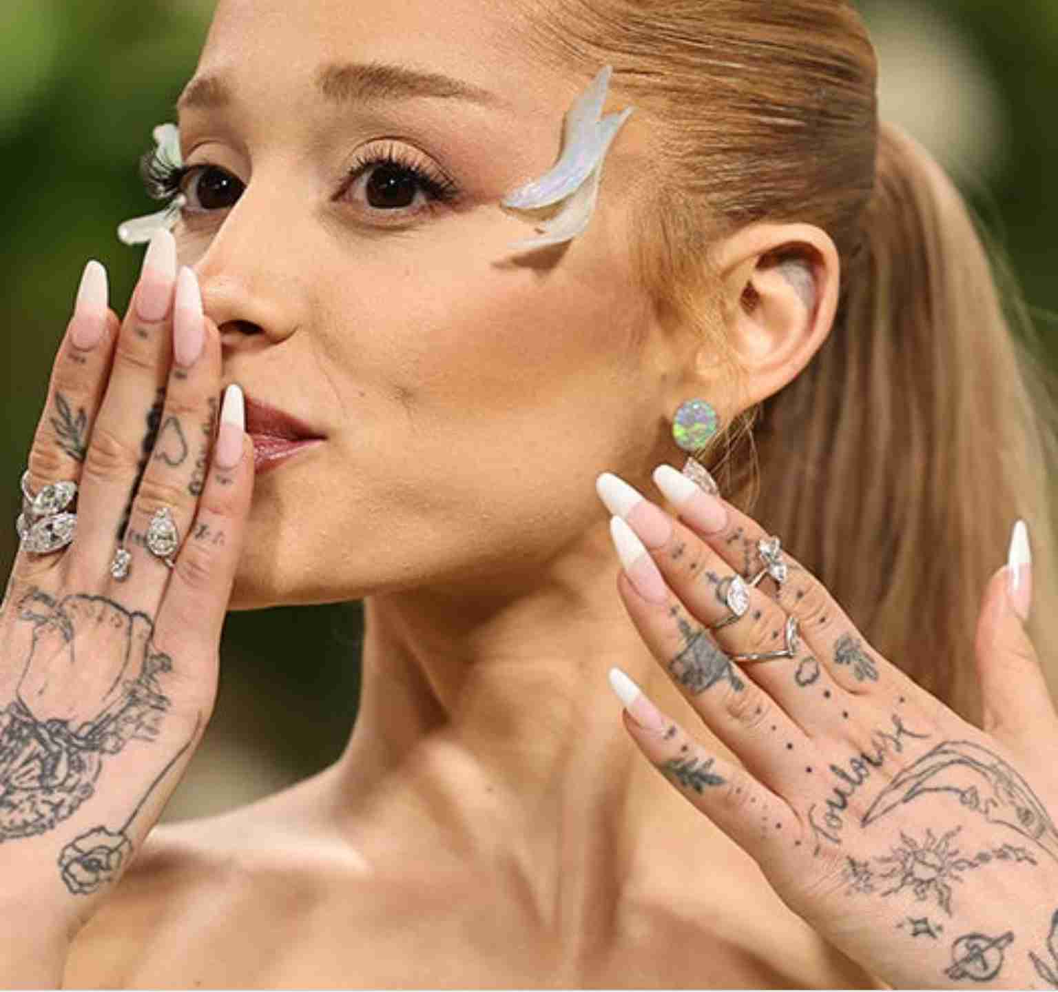 「本当に大丈夫?」休養中のアリアナ・グランデ、最新写真にSNS騒然「怖い」健康を心配する声が再燃