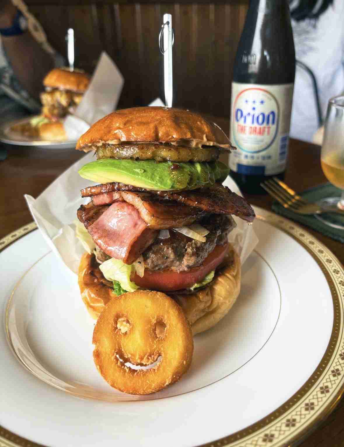 分厚いハンバーガーやサンドイッチ、きれいに食べられますか?