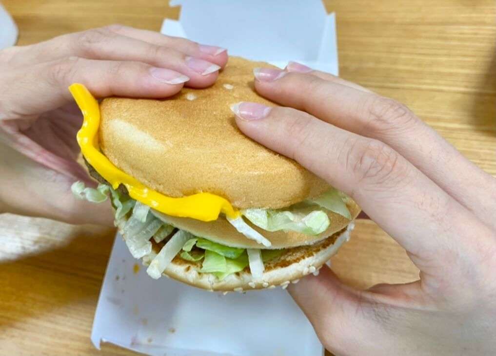 分厚いハンバーガーやサンドイッチ、きれいに食べられますか?