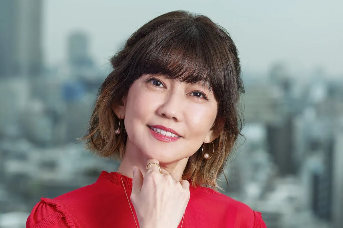 「まってまって」「ここまで変わる」60代の松本伊代〝すっぴん⇒メイク〟ビフォーアフター姿が話題「メイクってすごい」「くすみ飛んだ」「凄く若返った」