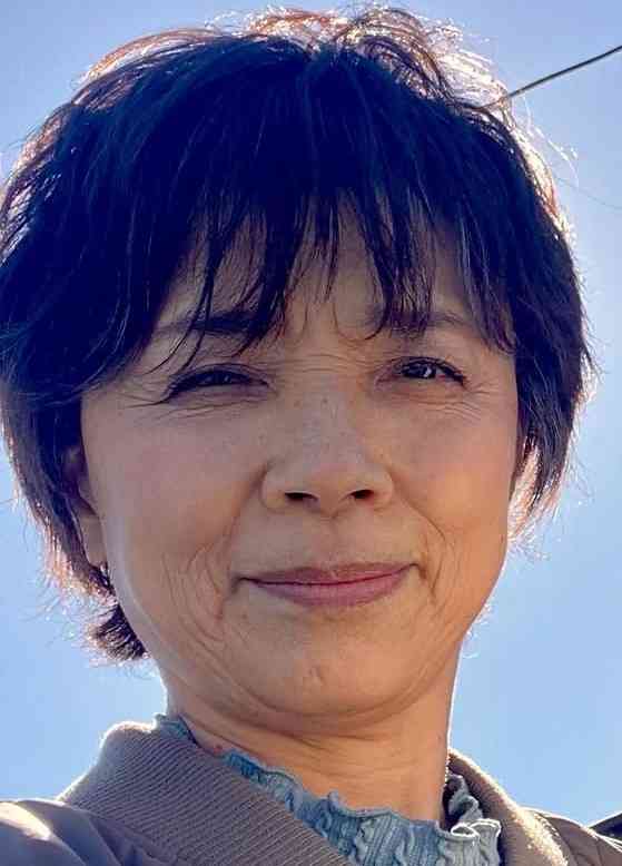 「まってまって」「ここまで変わる」60代の松本伊代〝すっぴん⇒メイク〟ビフォーアフター姿が話題「メイクってすごい」「くすみ飛んだ」「凄く若返った」