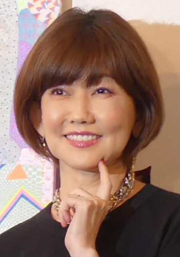 「まってまって」「ここまで変わる」60代の松本伊代〝すっぴん⇒メイク〟ビフォーアフター姿が話題「メイクってすごい」「くすみ飛んだ」「凄く若返った」