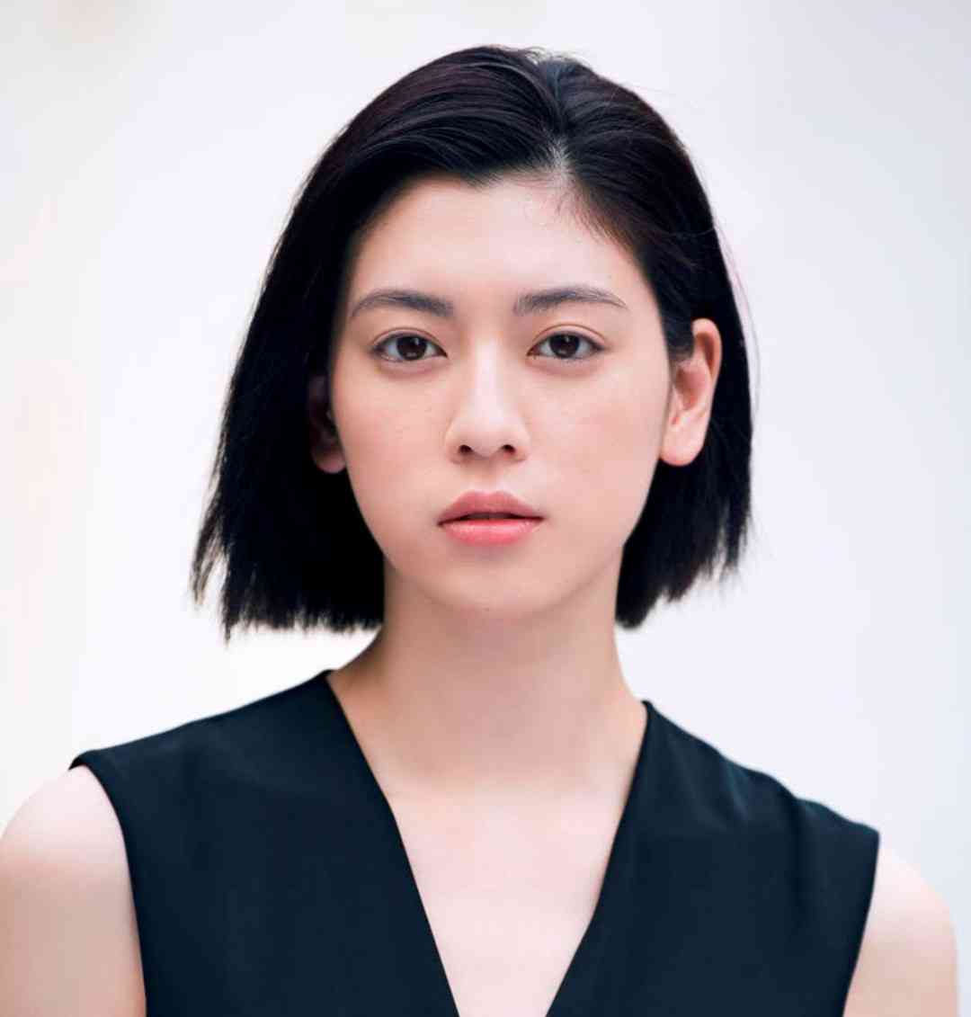 三吉彩花、「顔面麻痺」から復帰直後の韓国 “ぽってり” メイクをキャッチ「カバーするためかな」ファンも不安