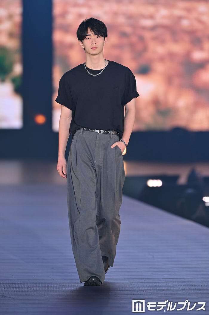 沢村一樹の次男・野村康太「小顔過ぎる」「何頭身?」身長184cmの抜群スタイル「まじでカッコいい」TGC登場で大歓声