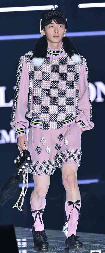 沢村一樹の次男・野村康太「小顔過ぎる」「何頭身?」身長184cmの抜群スタイル「まじでカッコいい」TGC登場で大歓声