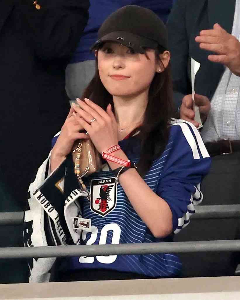 福原遥が来た!夫・久保建英の「20」ユニでスタンドから応援 結婚発表後初の試合を観戦