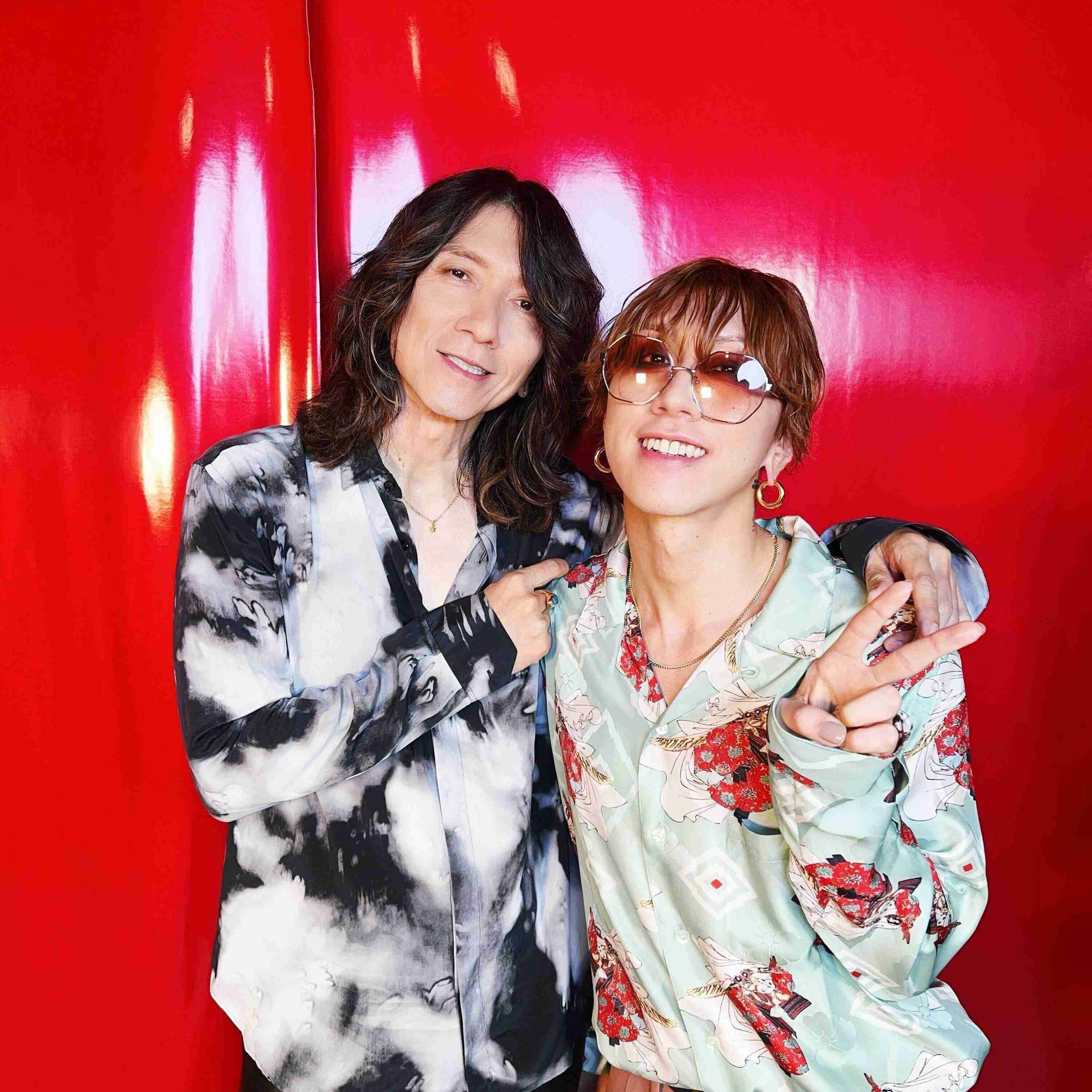 吉井和哉、約12年ぶりアルバム詳細発表&新アーティスト写真 ソロ初アクスタも