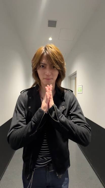 吉井和哉、約12年ぶりアルバム詳細発表&新アーティスト写真 ソロ初アクスタも