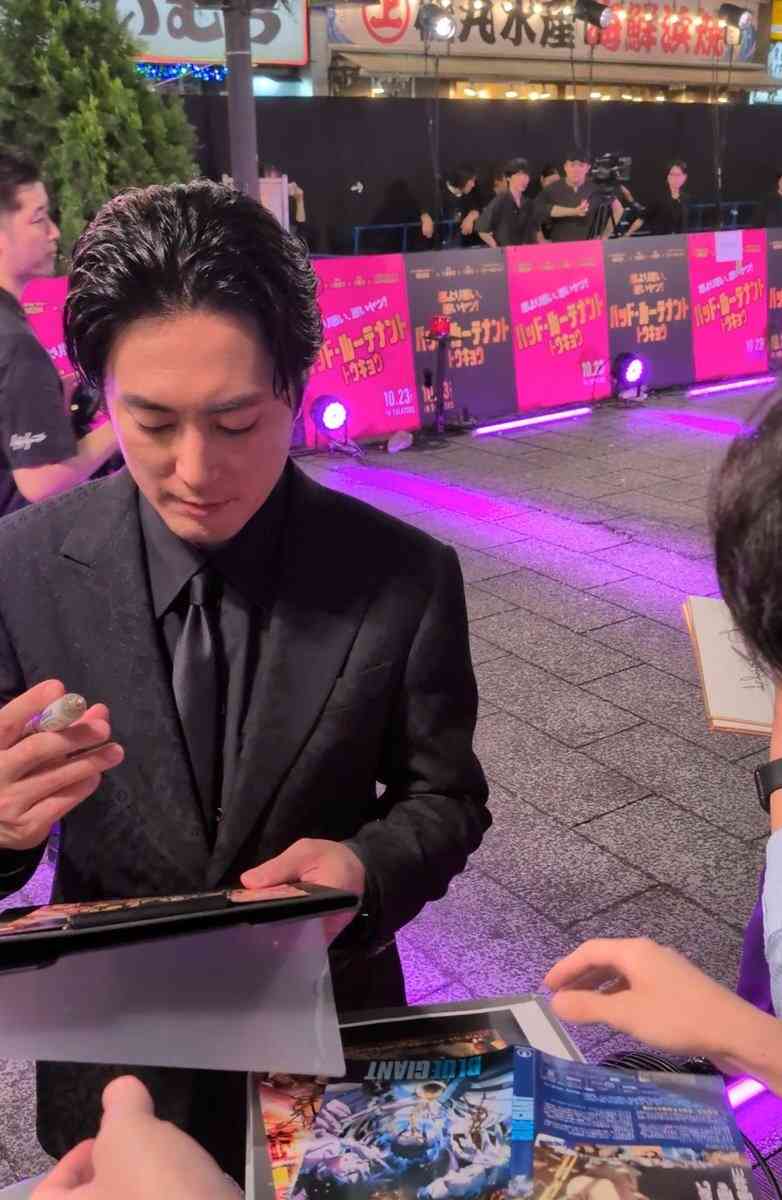 小栗旬の隣の美女 服装にネット騒然「スゴすぎる」「その方しか見えない」「誰ですか?」リヴ・モーガン