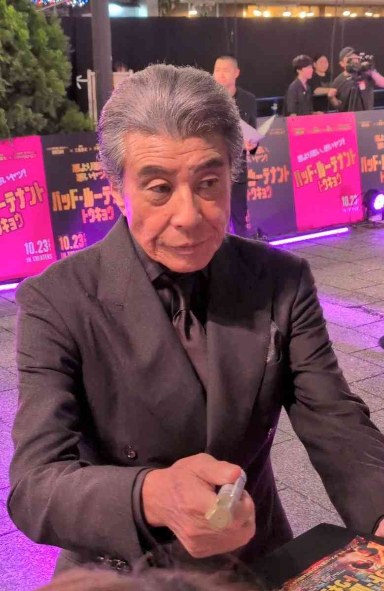 小栗旬の隣の美女 服装にネット騒然「スゴすぎる」「その方しか見えない」「誰ですか?」リヴ・モーガン