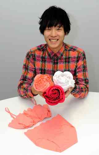 丸めるとバラの花に見えるブラ&ショーツが可愛い件