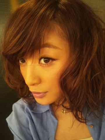 モデル西山茉希、前歯が割れる！現在は接着剤で応急処置