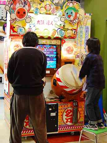 イエモン、LUNA SEAも『太鼓の達人』でボロ儲け？音楽不況で増えるアーティストの芸人化