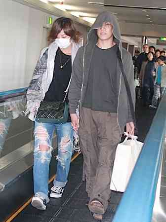 モデル西山茉希、前歯が割れる！現在は接着剤で応急処置