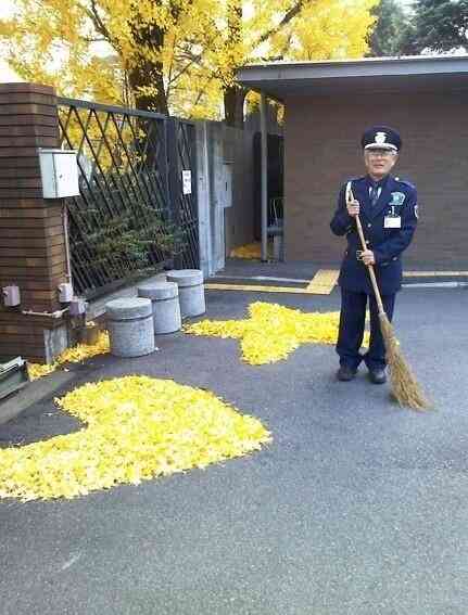 落ち葉をこんな形にした警備員さんがお茶目すぎてほんわかした ｜画像で吹いたら寝ろさんのついっぷるトレンド画像