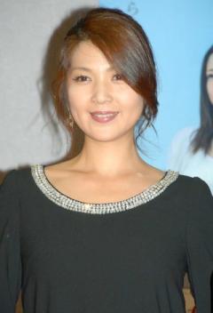 飯島直子が再婚「自然にこの日を迎えた」