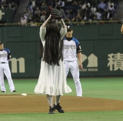 【動画あり】 貞子がまさかのノーバン始球式ｗｗｗｗｗ　 | ニュース２ちゃんねる