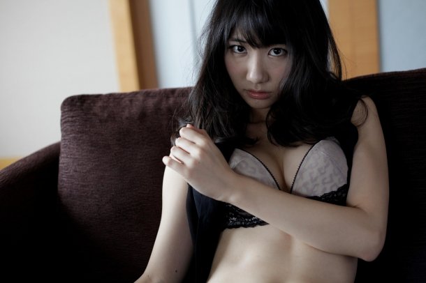 AKB48柏木由紀、雑誌「anan」の表紙で大人の色気