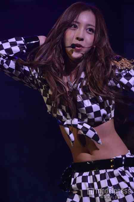 AKB48板野友美、くびれを大胆に露出www