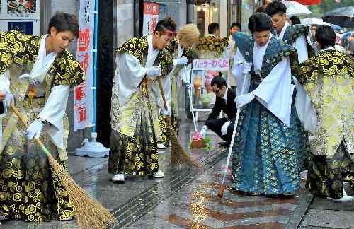 テレビでは報じられない沖縄の新成人「イメージ良くしたい」とゴミ拾い