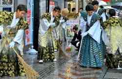 沖縄タイムス | 鏡原中卒業生２０人　国際通りを自主清掃