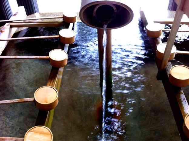 日本人なら知らないと恥ずかしい「初詣の参拝マナー」5つ