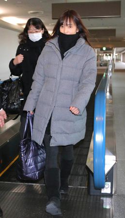 鈴木杏樹、悲しみこらえ帰国。マスコミの質問に対し気丈に一礼