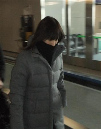 鈴木杏樹、悲しみこらえ帰国。マスコミの質問に対し気丈に一礼