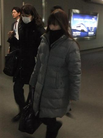 鈴木杏樹、悲しみこらえ帰国。マスコミの質問に対し気丈に一礼