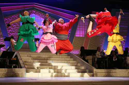 力士とえびぞりジャンプ!ももいろクローバーZがNHK福祉大相撲に登場