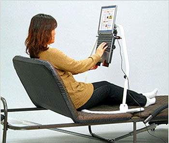 あお向けゴロ寝でノートPCを使いたい人のために作られた「机」