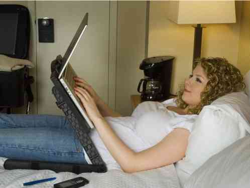 あお向けゴロ寝でノートPCを使いたい人のために作られた「机」