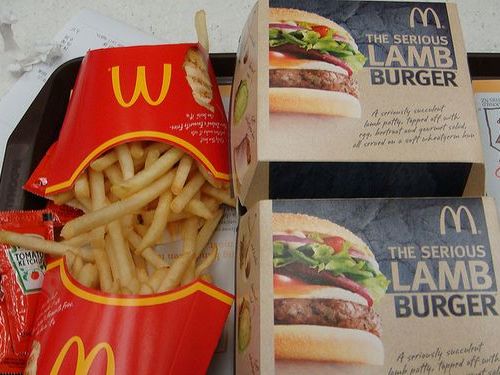 誘拐犯「手をあげろ、おとなしくマクドナルドまで連れて行くんだ」運転手「えっ？」