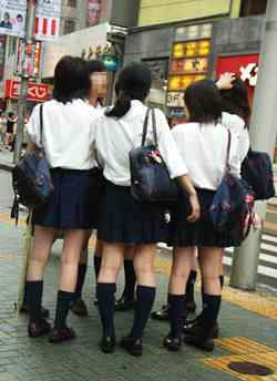 これはひどい…女子高生に道を尋ね、答えたところを両手で顔を挟み唇を奪った変質者